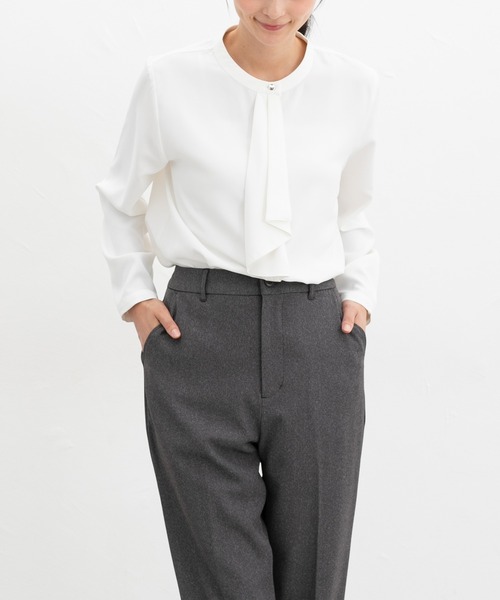 Honeys（ハニーズ）の「ボウタイブラウス（シャツ/ブラウス・レディース・ブラウン/ホワイト/ボルドー/グレイッシュブルー/ブラック系その他/グレイッシュベージュ・3L/L/LL/M/S）」の22枚目の写真