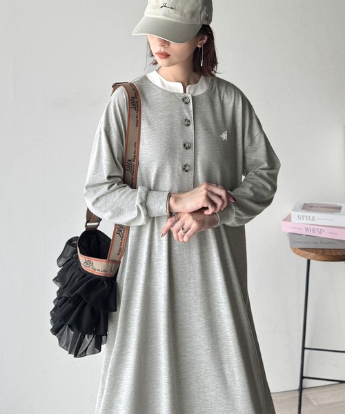 classicalelf(クラシカルエルフ)の「大人リラクシーで抜け感を。胸刺繍配色デザインヘンリーネックロングワンピース(長袖)(ワンピース・レディース・ブラック/杢グレー/ネイビー・LARGE/X-LARGE/SMALL/MEDIUM)」の2枚目の写真