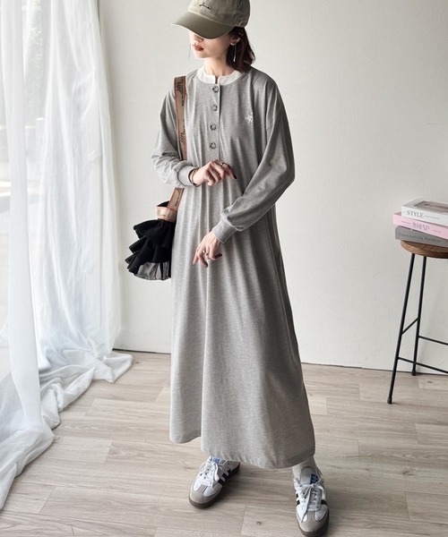classicalelf(クラシカルエルフ)の「大人リラクシーで抜け感を。胸刺繍配色デザインヘンリーネックロングワンピース(長袖)(ワンピース・レディース・ブラック/杢グレー/ネイビー・LARGE/X-LARGE/SMALL/MEDIUM)」の9枚目の写真
