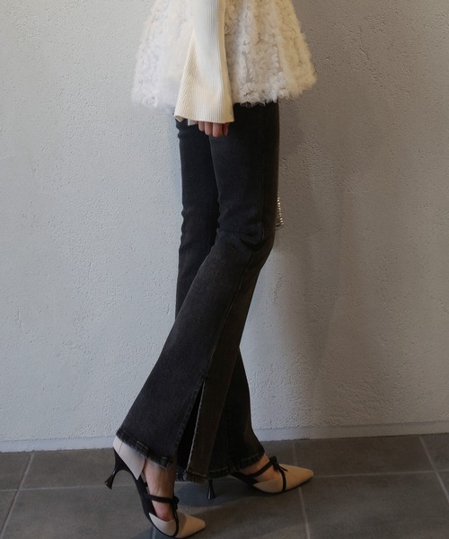 junoah(ジュノア)の「サイドスリットフレアデニム(デニムパンツ・レディース・ライトブルー/ブラック・SMALL/MEDIUM/LARGE)」の2枚目の写真