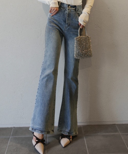 junoah(ジュノア)の「サイドスリットフレアデニム(デニムパンツ・レディース・ライトブルー/ブラック・SMALL/MEDIUM/LARGE)」の3枚目の写真
