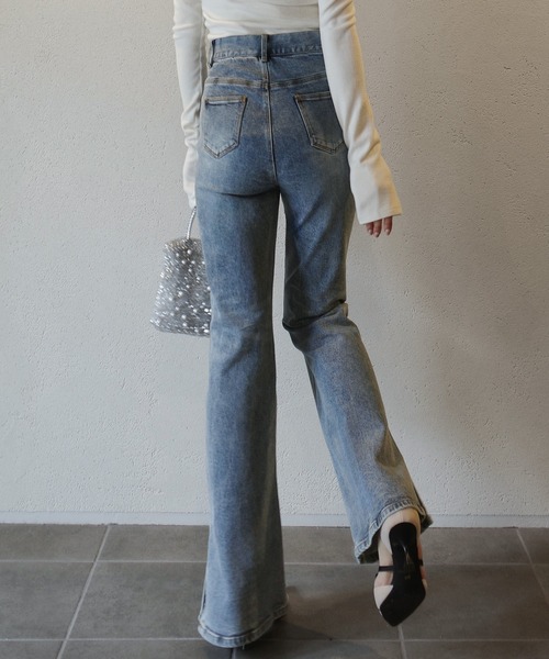 junoah(ジュノア)の「サイドスリットフレアデニム(デニムパンツ・レディース・ライトブルー/ブラック・SMALL/MEDIUM/LARGE)」の4枚目の写真