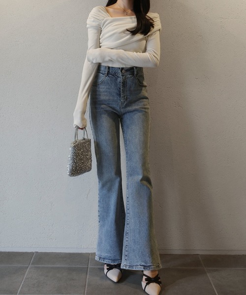 junoah(ジュノア)の「サイドスリットフレアデニム(デニムパンツ・レディース・ライトブルー/ブラック・SMALL/MEDIUM/LARGE)」の5枚目の写真