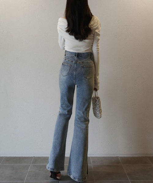 junoah(ジュノア)の「サイドスリットフレアデニム(デニムパンツ・レディース・ライトブルー/ブラック・SMALL/MEDIUM/LARGE)」の7枚目の写真
