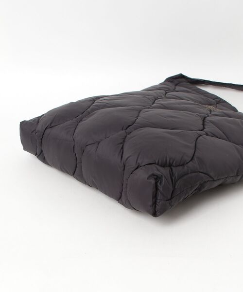 fridge（フリッジ）の「【TAION】タイオン MILITARY CROSS BODY DOWN BAG-MEDIUM＜MILITARY／SOFT SHELL＞ TAION-BG05ALSML-M（ショルダーバッグ・メンズ・オフホワイト/その他/ブラック/グリーン/ベージュ・ONESIZE）」の7枚目の写真