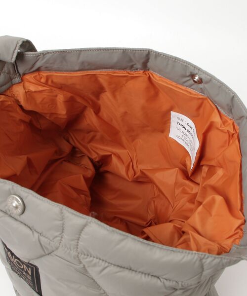 fridge（フリッジ）の「【TAION】タイオン MILITARY CROSS BODY DOWN BAG-MEDIUM＜MILITARY／SOFT SHELL＞ TAION-BG05ALSML-M（ショルダーバッグ・メンズ・オフホワイト/その他/ブラック/グリーン/ベージュ・ONESIZE）」の9枚目の写真