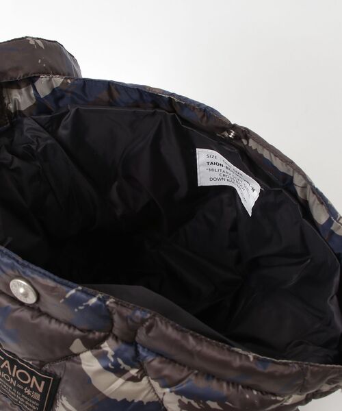 fridge（フリッジ）の「【TAION】タイオン MILITARY CROSS BODY DOWN BAG-MEDIUM＜MILITARY／SOFT SHELL＞ TAION-BG05ALSML-M（ショルダーバッグ・メンズ・オフホワイト/その他/ブラック/グリーン/ベージュ・ONESIZE）」の12枚目の写真