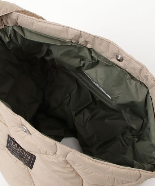 fridge（フリッジ）の「【TAION】タイオン MILITARY CROSS BODY DOWN BAG-MEDIUM＜MILITARY／SOFT SHELL＞ TAION-BG05ALSML-M（ショルダーバッグ・メンズ・オフホワイト/その他/ブラック/グリーン/ベージュ・ONESIZE）」の13枚目の写真