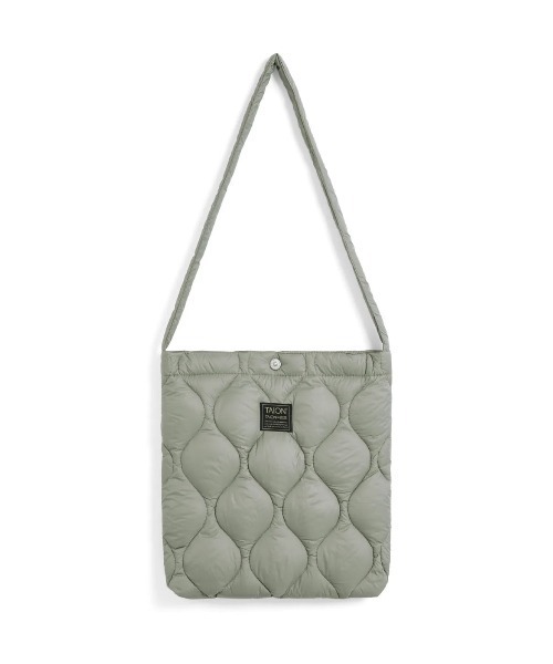 fridge（フリッジ）の「【TAION】タイオン MILITARY CROSS BODY DOWN BAG-MEDIUM＜MILITARY／SOFT SHELL＞ TAION-BG05ALSML-M（ショルダーバッグ・メンズ・オフホワイト/その他/ブラック/グリーン/ベージュ・ONESIZE）」の4枚目の写真