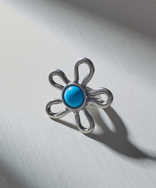 OtroAccesorio(オトロアクセソリオ)の「【OtroAccesorio】LINED FLOWER RING(リング・レディース・ホワイト/グリーン/イエロー/ターコイズブルー/ライトピンク/ブラック・FREE)」の4枚目の写真