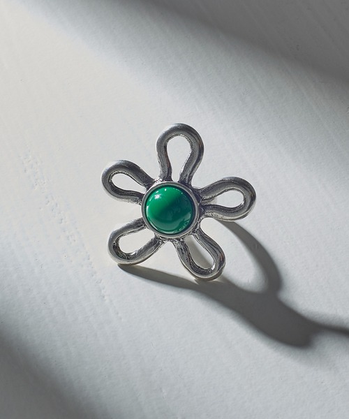 OtroAccesorio(オトロアクセソリオ)の「【OtroAccesorio】LINED FLOWER RING(リング・レディース・ホワイト/グリーン/イエロー/ターコイズブルー/ライトピンク/ブラック・FREE)」の3枚目の写真