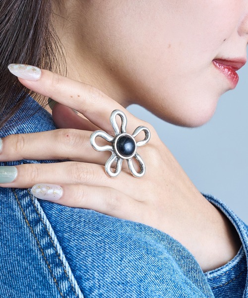 OtroAccesorio(オトロアクセソリオ)の「【OtroAccesorio】LINED FLOWER RING(リング・レディース・ホワイト/グリーン/イエロー/ターコイズブルー/ライトピンク/ブラック・FREE)」の8枚目の写真