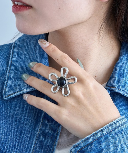 OtroAccesorio(オトロアクセソリオ)の「【OtroAccesorio】LINED FLOWER RING(リング・レディース・ホワイト/グリーン/イエロー/ターコイズブルー/ライトピンク/ブラック・FREE)」の9枚目の写真