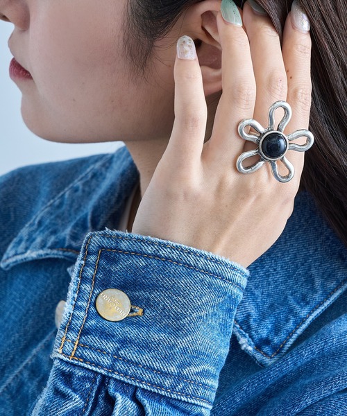 OtroAccesorio(オトロアクセソリオ)の「【OtroAccesorio】LINED FLOWER RING(リング・レディース・ホワイト/グリーン/イエロー/ターコイズブルー/ライトピンク/ブラック・FREE)」の10枚目の写真