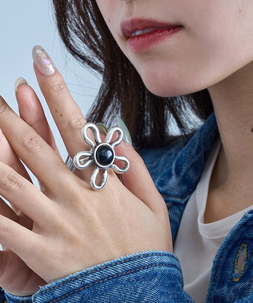 OtroAccesorio(オトロアクセソリオ)の「【OtroAccesorio】LINED FLOWER RING(リング・レディース・ホワイト/グリーン/イエロー/ターコイズブルー/ライトピンク/ブラック・FREE)」の11枚目の写真