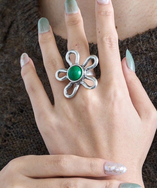 OtroAccesorio(オトロアクセソリオ)の「【OtroAccesorio】LINED FLOWER RING(リング・レディース・ホワイト/グリーン/イエロー/ターコイズブルー/ライトピンク/ブラック・FREE)」の16枚目の写真