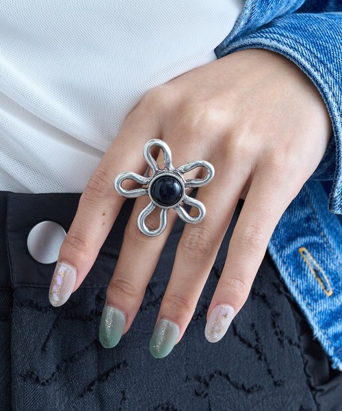 OtroAccesorio(オトロアクセソリオ)の「【OtroAccesorio】LINED FLOWER RING(リング・レディース・ホワイト/グリーン/イエロー/ターコイズブルー/ライトピンク/ブラック・FREE)」の7枚目の写真
