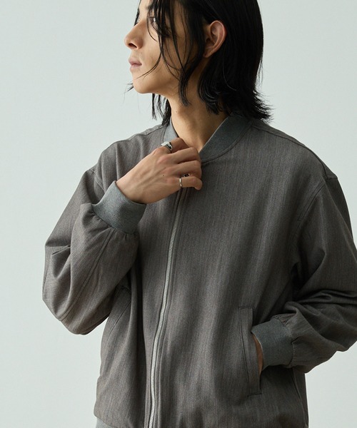 EMMA CLOTHES（エマクローズ）の「【セットアップ対応】TRストレッチ ルーズシルエット ミリタリーリブブルゾン（ブルゾン・メンズ・グレイッシュベージュ/ミックスグレー/ブラック/ダークグレー・L/M/S）」の10枚目の写真