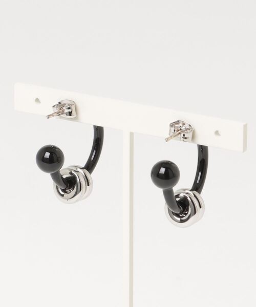 JUSTINE CLENQUET(ジュスティーヌクランケ)の「JUSTINE CLENQUET/ジュスティーヌ・クランケ/ALAN LACQUERED EARRINGS(ピアス(両耳用)・レディース・ブラック・F)」の2枚目の写真