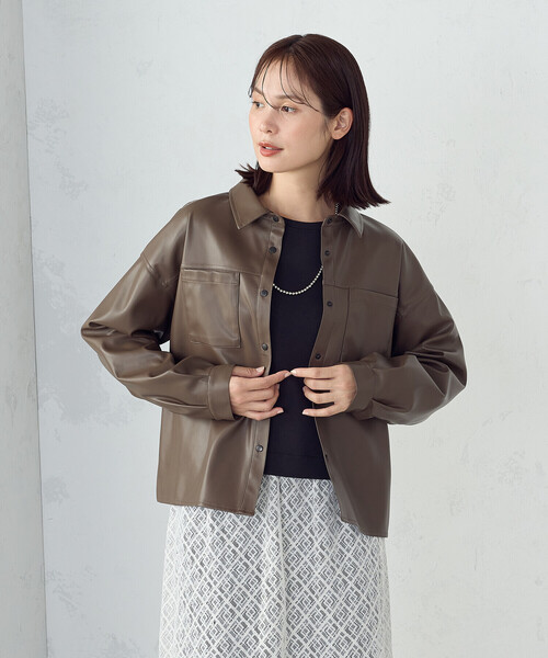 COMME CA ISM（コムサイズム）の「合成皮革 シャツ / セットアップ対応（シャツ/ブラウス・レディース・ブラウン/ブラック・MEDIUM/LARGE）」の2枚目の写真