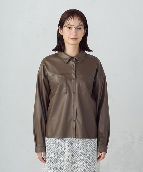 COMME CA ISM（コムサイズム）の「合成皮革 シャツ / セットアップ対応（シャツ/ブラウス・レディース・ブラウン/ブラック・MEDIUM/LARGE）」の19枚目の写真