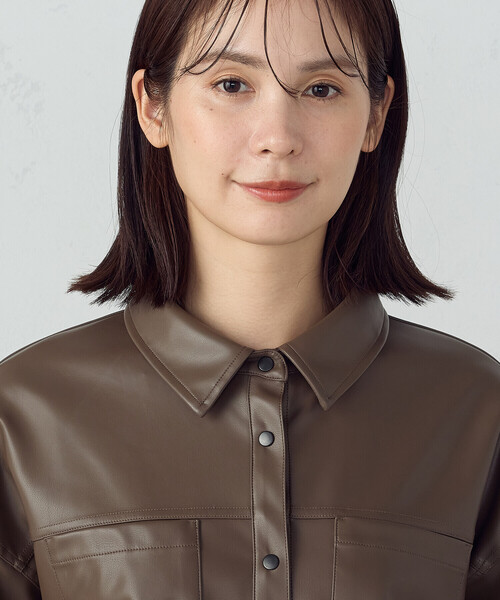 COMME CA ISM（コムサイズム）の「合成皮革 シャツ / セットアップ対応（シャツ/ブラウス・レディース・ブラウン/ブラック・MEDIUM/LARGE）」の5枚目の写真
