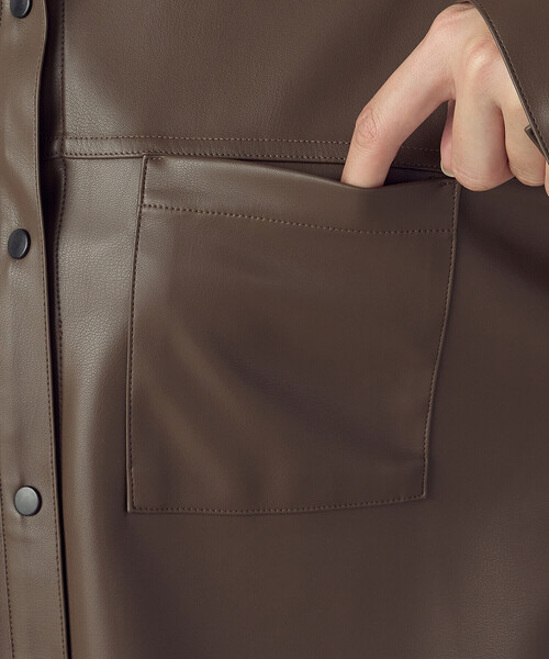 COMME CA ISM（コムサイズム）の「合成皮革 シャツ / セットアップ対応（シャツ/ブラウス・レディース・ブラウン/ブラック・MEDIUM/LARGE）」の4枚目の写真