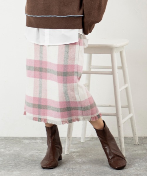 MILLION CARATS（ミリオンカラッツ）の「【シャギーチェックで華やぎUP】大きめチェックで着映え力抜群！体型カバーも叶う大人のツイードスカート後ろゴム仕様でストレスフリー、裾フリンジがさりげない抜け感を演出。オフィスにも休日にもOK、華やかシルエットが嬉しい秋冬の優秀アイテム（スカート・レディース・オフホワイト/ピンク/ベージュ・FREE）」の3枚目の写真