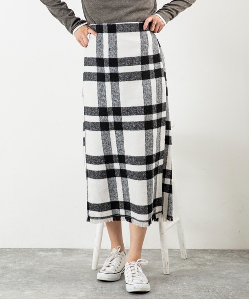 MILLION CARATS（ミリオンカラッツ）の「【シャギーチェックで華やぎUP】大きめチェックで着映え力抜群！体型カバーも叶う大人のツイードスカート後ろゴム仕様でストレスフリー、裾フリンジがさりげない抜け感を演出。オフィスにも休日にもOK、華やかシルエットが嬉しい秋冬の優秀アイテム（スカート・レディース・オフホワイト/ピンク/ベージュ・FREE）」の4枚目の写真