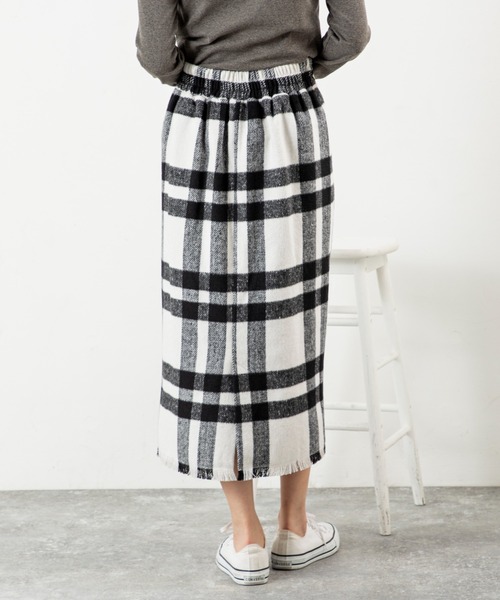 MILLION CARATS（ミリオンカラッツ）の「【シャギーチェックで華やぎUP】大きめチェックで着映え力抜群！体型カバーも叶う大人のツイードスカート後ろゴム仕様でストレスフリー、裾フリンジがさりげない抜け感を演出。オフィスにも休日にもOK、華やかシルエットが嬉しい秋冬の優秀アイテム（スカート・レディース・オフホワイト/ピンク/ベージュ・FREE）」の6枚目の写真