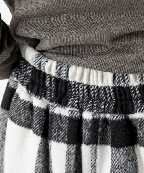 MILLION CARATS（ミリオンカラッツ）の「【シャギーチェックで華やぎUP】大きめチェックで着映え力抜群！体型カバーも叶う大人のツイードスカート後ろゴム仕様でストレスフリー、裾フリンジがさりげない抜け感を演出。オフィスにも休日にもOK、華やかシルエットが嬉しい秋冬の優秀アイテム（スカート・レディース・オフホワイト/ピンク/ベージュ・FREE）」の8枚目の写真
