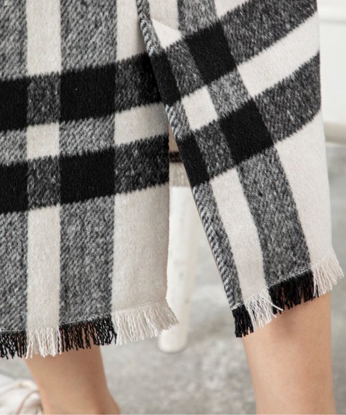 MILLION CARATS（ミリオンカラッツ）の「【シャギーチェックで華やぎUP】大きめチェックで着映え力抜群！体型カバーも叶う大人のツイードスカート後ろゴム仕様でストレスフリー、裾フリンジがさりげない抜け感を演出。オフィスにも休日にもOK、華やかシルエットが嬉しい秋冬の優秀アイテム（スカート・レディース・オフホワイト/ピンク/ベージュ・FREE）」の9枚目の写真