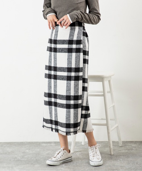 MILLION CARATS（ミリオンカラッツ）の「【シャギーチェックで華やぎUP】大きめチェックで着映え力抜群！体型カバーも叶う大人のツイードスカート後ろゴム仕様でストレスフリー、裾フリンジがさりげない抜け感を演出。オフィスにも休日にもOK、華やかシルエットが嬉しい秋冬の優秀アイテム（スカート・レディース・オフホワイト/ピンク/ベージュ・FREE）」の11枚目の写真