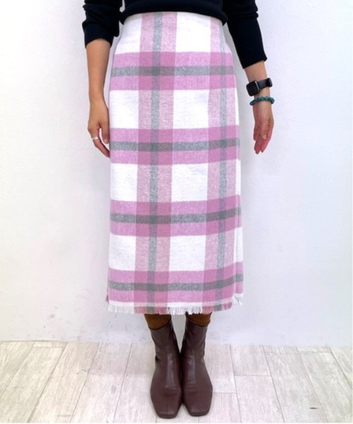 MILLION CARATS（ミリオンカラッツ）の「【シャギーチェックで華やぎUP】大きめチェックで着映え力抜群！体型カバーも叶う大人のツイードスカート後ろゴム仕様でストレスフリー、裾フリンジがさりげない抜け感を演出。オフィスにも休日にもOK、華やかシルエットが嬉しい秋冬の優秀アイテム（スカート・レディース・オフホワイト/ピンク/ベージュ・FREE）」の13枚目の写真