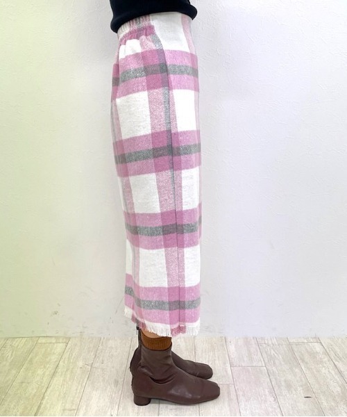 MILLION CARATS（ミリオンカラッツ）の「【シャギーチェックで華やぎUP】大きめチェックで着映え力抜群！体型カバーも叶う大人のツイードスカート後ろゴム仕様でストレスフリー、裾フリンジがさりげない抜け感を演出。オフィスにも休日にもOK、華やかシルエットが嬉しい秋冬の優秀アイテム（スカート・レディース・オフホワイト/ピンク/ベージュ・FREE）」の14枚目の写真