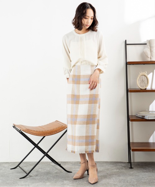 MILLION CARATS（ミリオンカラッツ）の「【シャギーチェックで華やぎUP】大きめチェックで着映え力抜群！体型カバーも叶う大人のツイードスカート後ろゴム仕様でストレスフリー、裾フリンジがさりげない抜け感を演出。オフィスにも休日にもOK、華やかシルエットが嬉しい秋冬の優秀アイテム（スカート・レディース・オフホワイト/ピンク/ベージュ・FREE）」の15枚目の写真