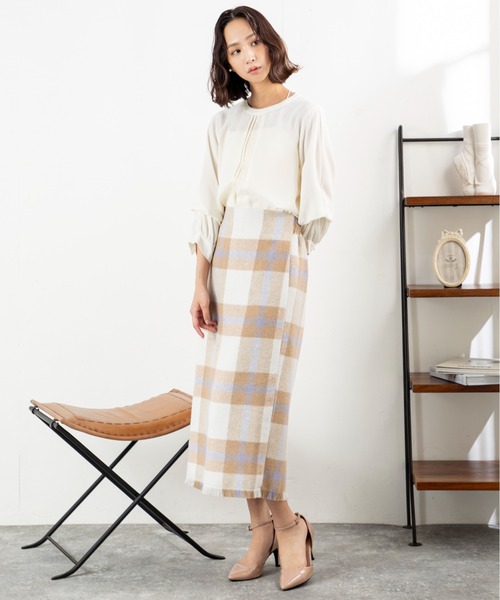 MILLION CARATS（ミリオンカラッツ）の「【シャギーチェックで華やぎUP】大きめチェックで着映え力抜群！体型カバーも叶う大人のツイードスカート後ろゴム仕様でストレスフリー、裾フリンジがさりげない抜け感を演出。オフィスにも休日にもOK、華やかシルエットが嬉しい秋冬の優秀アイテム（スカート・レディース・オフホワイト/ピンク/ベージュ・FREE）」の16枚目の写真