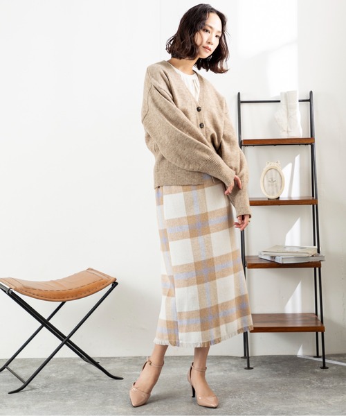 MILLION CARATS（ミリオンカラッツ）の「【シャギーチェックで華やぎUP】大きめチェックで着映え力抜群！体型カバーも叶う大人のツイードスカート後ろゴム仕様でストレスフリー、裾フリンジがさりげない抜け感を演出。オフィスにも休日にもOK、華やかシルエットが嬉しい秋冬の優秀アイテム（スカート・レディース・オフホワイト/ピンク/ベージュ・FREE）」の17枚目の写真