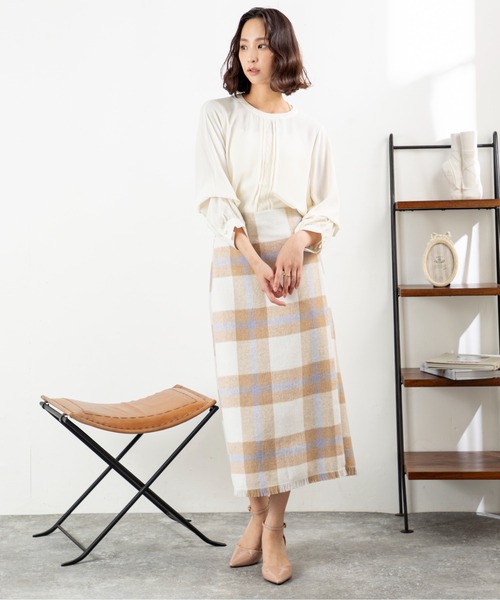 MILLION CARATS（ミリオンカラッツ）の「【シャギーチェックで華やぎUP】大きめチェックで着映え力抜群！体型カバーも叶う大人のツイードスカート後ろゴム仕様でストレスフリー、裾フリンジがさりげない抜け感を演出。オフィスにも休日にもOK、華やかシルエットが嬉しい秋冬の優秀アイテム（スカート・レディース・オフホワイト/ピンク/ベージュ・FREE）」の19枚目の写真