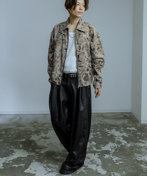 Crownor(クラウノアー)の「総柄 トラックジャケット(ブルゾン・メンズ・ベージュ/チャコール・LARGE/MEDIUM)」の5枚目の写真