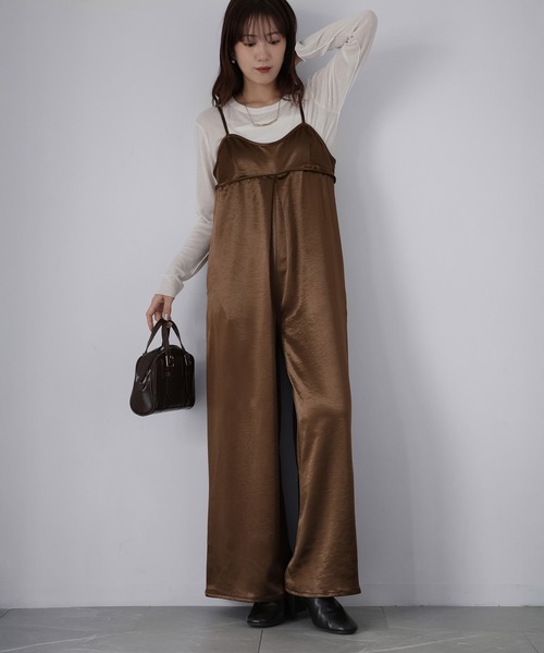 Riberry（リベリー）の「サテンキャミオールインワン（つなぎ/オールインワン・レディース・グレイッシュベージュ/ブラック/ブラウン・FREE）」の2枚目の写真