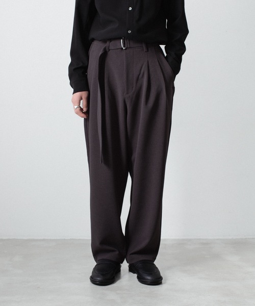 ATTACHMENT（アタッチメント）の「PE ストレッチ ダブルクロス ベルテッド ワイドテーパードトラウザーズ / PE STRETCH DOUBLE CLOTH BELTED WIDE TAPERED TROUSERS（スラックス・メンズ・ダークブラウン/ライトグレー/ブラック・2/1/3）」の3枚目の写真