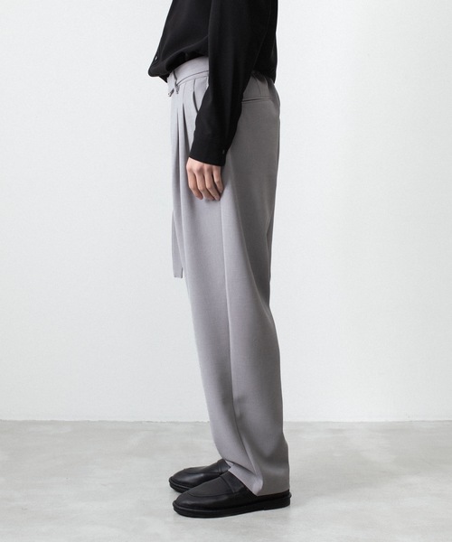 ATTACHMENT（アタッチメント）の「PE ストレッチ ダブルクロス ベルテッド ワイドテーパードトラウザーズ / PE STRETCH DOUBLE CLOTH BELTED WIDE TAPERED TROUSERS（スラックス・メンズ・ダークブラウン/ライトグレー/ブラック・2/1/3）」の13枚目の写真