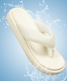 DOFFJASON（ドフジェーソン）の「グリットボリュームレザーフリップフロップ ECRU（サンダル）」