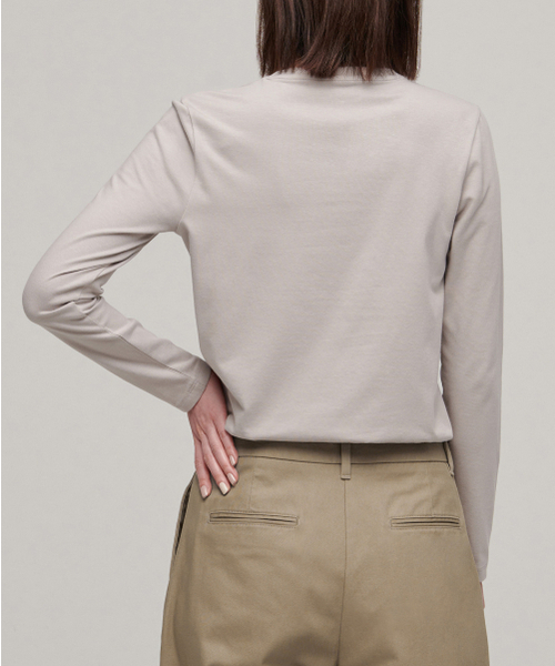 MUSINSA STANDARD WOMAN（ムシンサスタンダードウーマン）の「ウィメンズフレキシブルクルーネック長袖Tシャツ[マッシュルーム]（Tシャツ/カットソー・レディース・その他・SMALL/MEDIUM/LARGE/X-SMALL）」の3枚目の写真