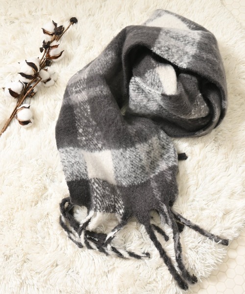 Honeys（ハニーズ）の「太フリンジマフラー・柄（マフラー・レディース・ピンク系その他/ブルー系その他3/ホワイト系その他2/ブラック系その他/ホワイト系その他3・FREE）」の3枚目の写真