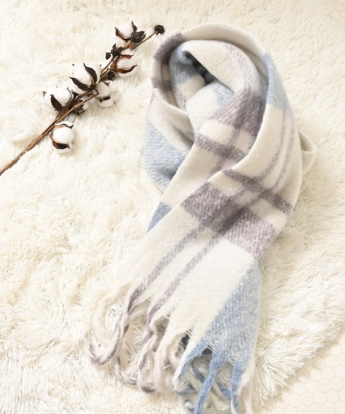 Honeys（ハニーズ）の「太フリンジマフラー・柄（マフラー・レディース・ピンク系その他/ブルー系その他3/ホワイト系その他2/ブラック系その他/ホワイト系その他3・FREE）」の4枚目の写真