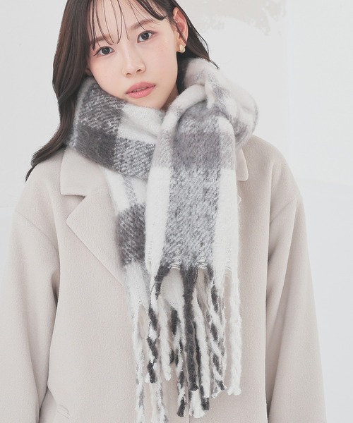 Honeys（ハニーズ）の「太フリンジマフラー・柄（マフラー・レディース・ピンク系その他/ブルー系その他3/ホワイト系その他2/ブラック系その他/ホワイト系その他3・FREE）」の7枚目の写真