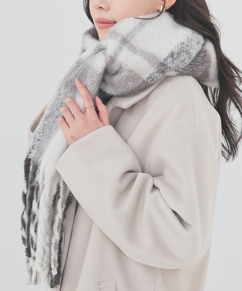 Honeys（ハニーズ）の「太フリンジマフラー・柄（マフラー・レディース・ピンク系その他/ブルー系その他3/ホワイト系その他2/ブラック系その他/ホワイト系その他3・FREE）」の9枚目の写真