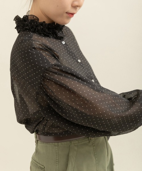 Dot&Stripes CHILD WOMAN(ドットアンドストライプス チャイルドウーマン)の「シアードットプリント 2段フリル襟ブラウス(シャツ/ブラウス・レディース・アイボリー/ブラック・FREE)」の1枚目の写真